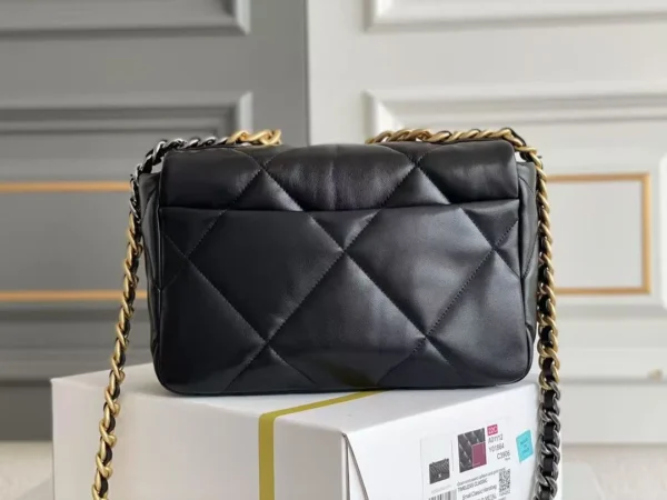 𝐂C 𝟏𝟗𝙗𝙖𝙜 Small size Latest launch of 𝟷𝟿 bag Black