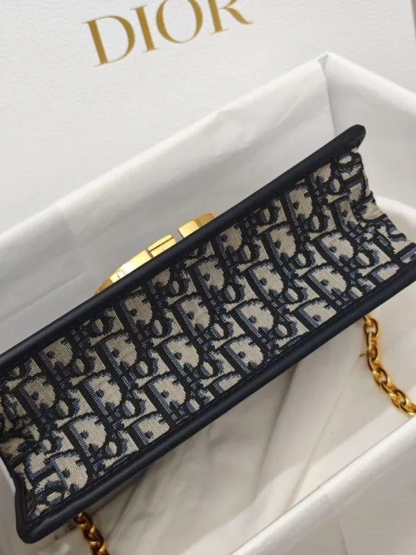Exclusive 30 Montaigne Large Chain Bag