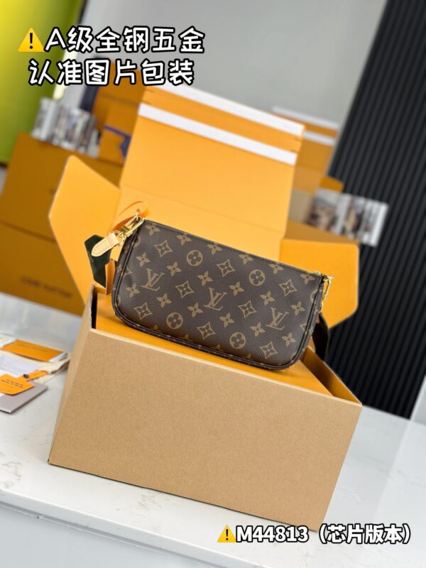 MULTI POCHETTE ACCESSOIRES handbag M44813