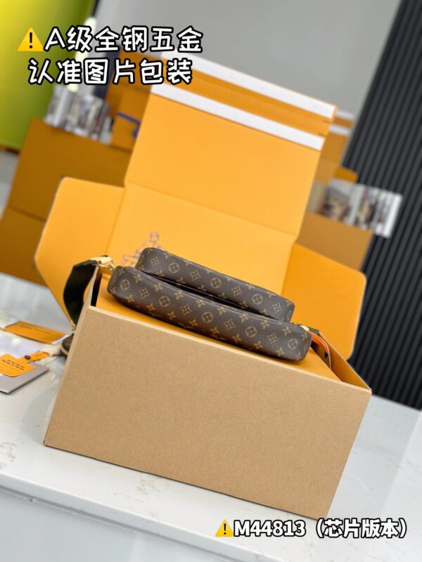 MULTI POCHETTE ACCESSOIRES handbag M44813