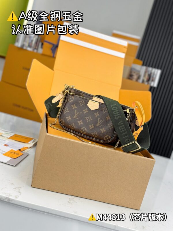 MULTI POCHETTE ACCESSOIRES handbag M44813