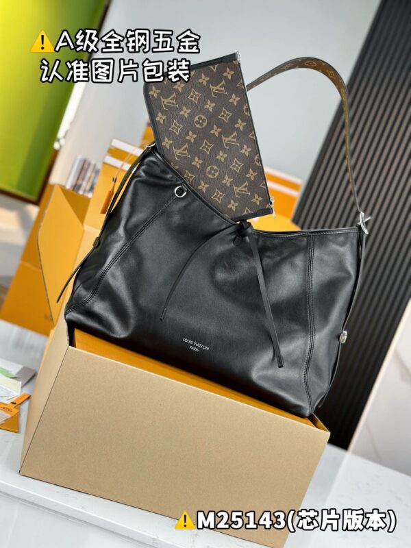 CARRYALL DARK Medium Handbag M25143