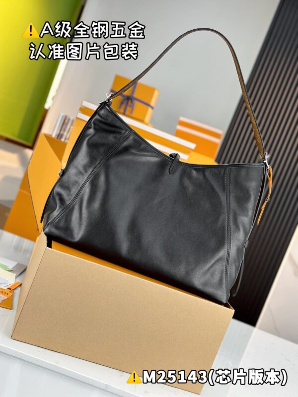CARRYALL DARK Medium Handbag M25143