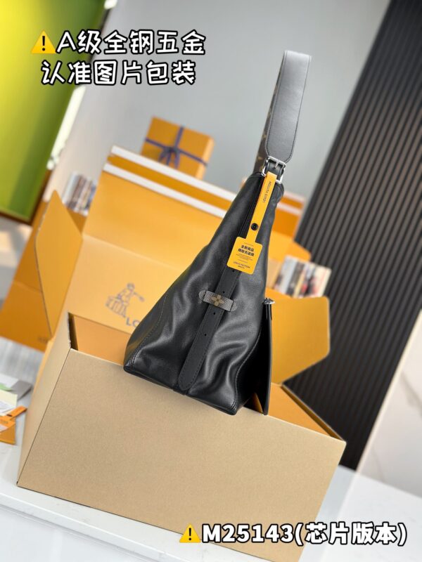 CARRYALL DARK Medium Handbag M25143
