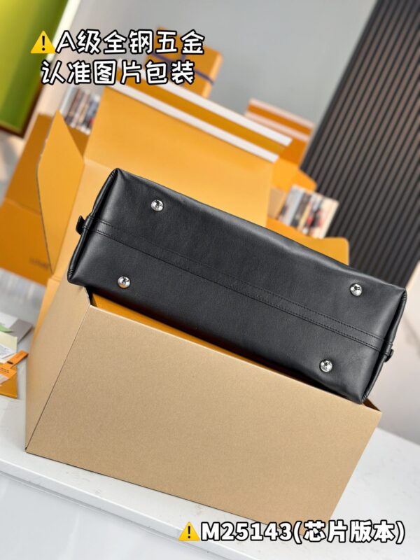CARRYALL DARK Medium Handbag M25143