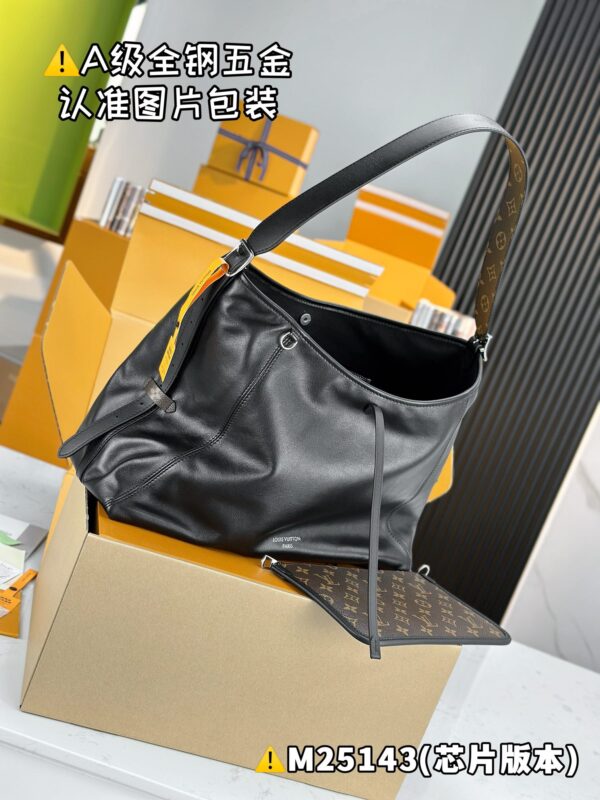 CARRYALL DARK Medium Handbag M25143