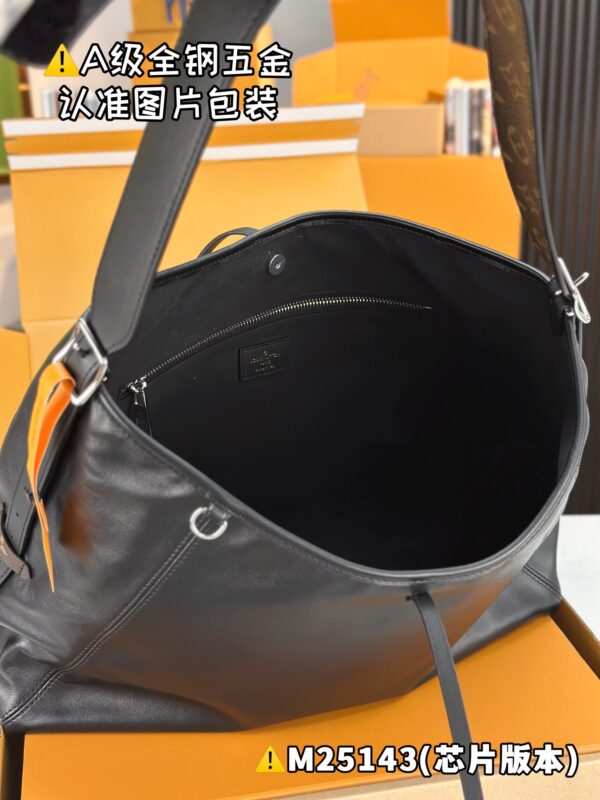 CARRYALL DARK Medium Handbag M25143