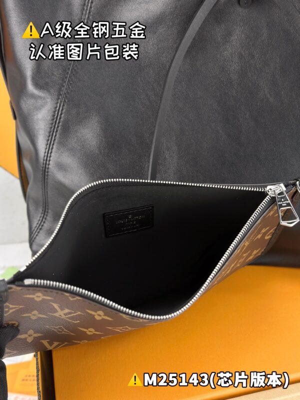 CARRYALL DARK Medium Handbag M25143