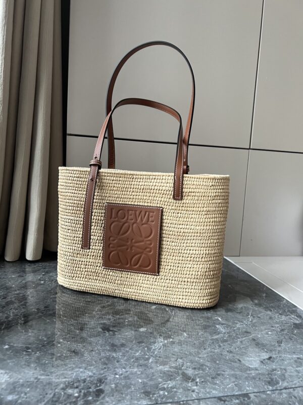 L𝒐𝒆𝒘𝒆A traditional square straw basket🧺