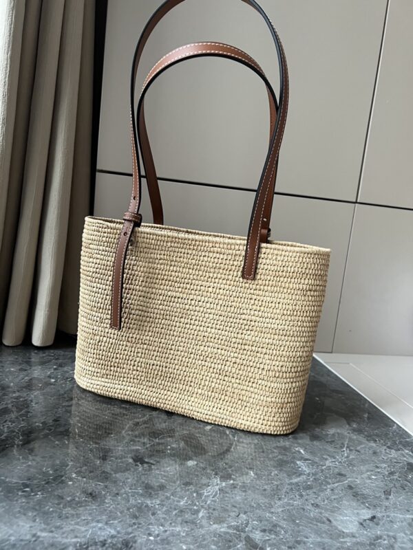 L𝒐𝒆𝒘𝒆A traditional square straw basket🧺