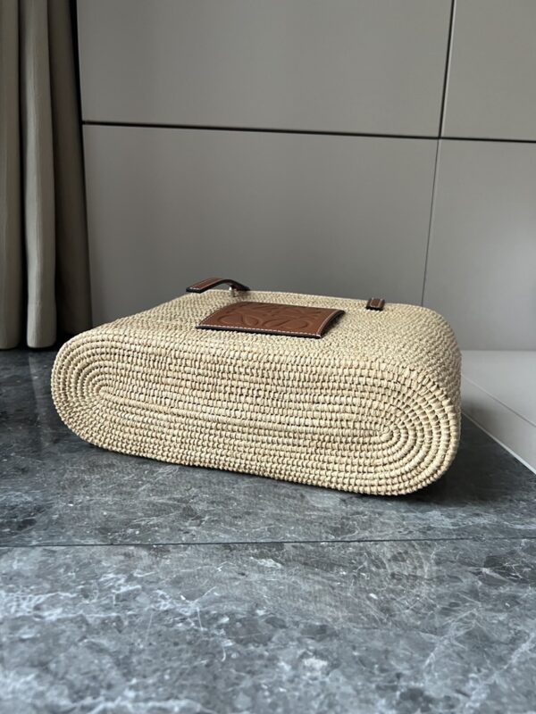 L𝒐𝒆𝒘𝒆A traditional square straw basket🧺