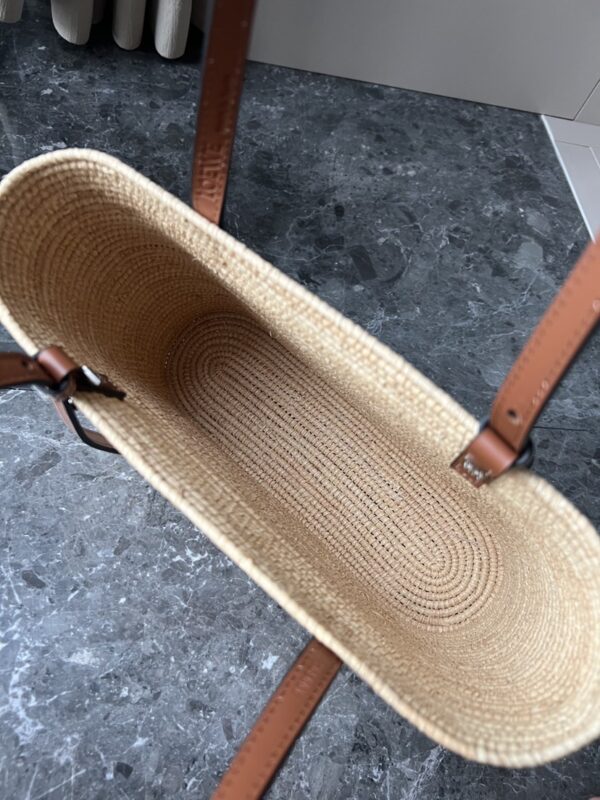 L𝒐𝒆𝒘𝒆A traditional square straw basket🧺