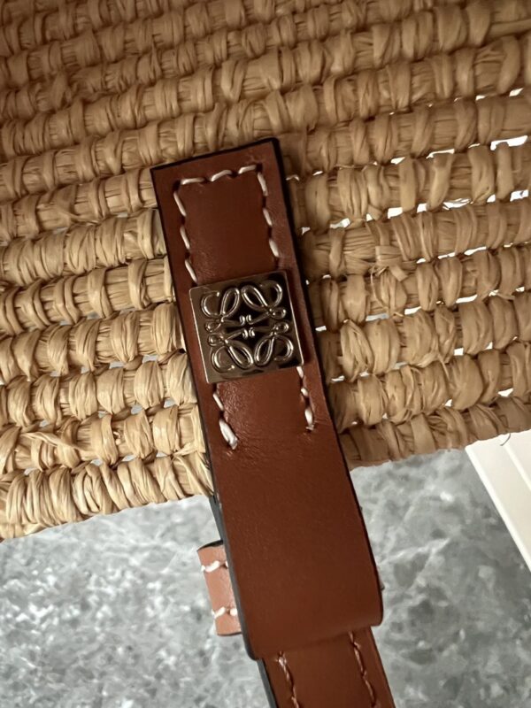 L𝒐𝒆𝒘𝒆A traditional square straw basket🧺