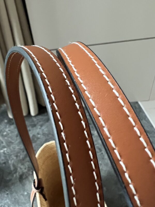L𝒐𝒆𝒘𝒆A traditional square straw basket🧺