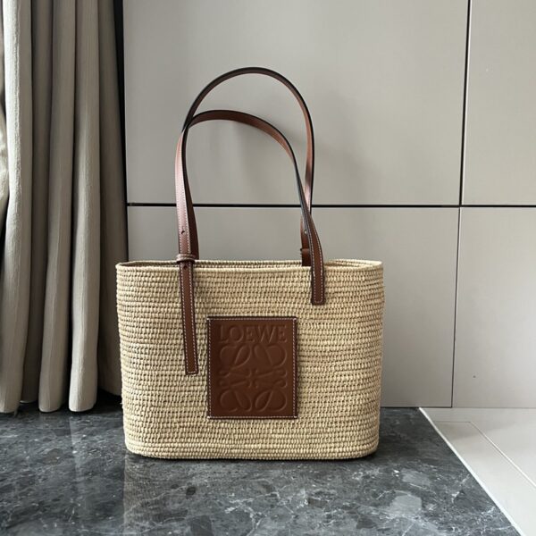 L𝒐𝒆𝒘𝒆A traditional square straw basket🧺