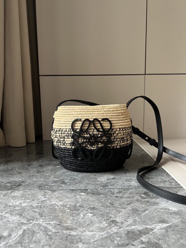 L𝒐𝒆𝒘𝒆🔥Raffia fiber and cow leather honeycomb basket handbag🧺