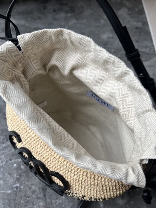 L𝒐𝒆𝒘𝒆🔥Raffia fiber and cow leather honeycomb basket handbag🧺