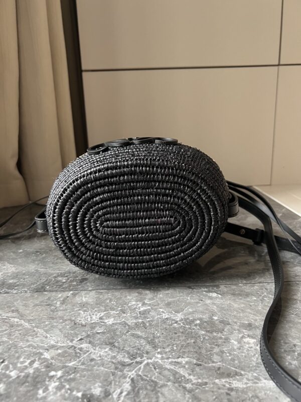 L𝒐𝒆𝒘𝒆🔥Raffia fiber and cow leather honeycomb basket handbag🧺