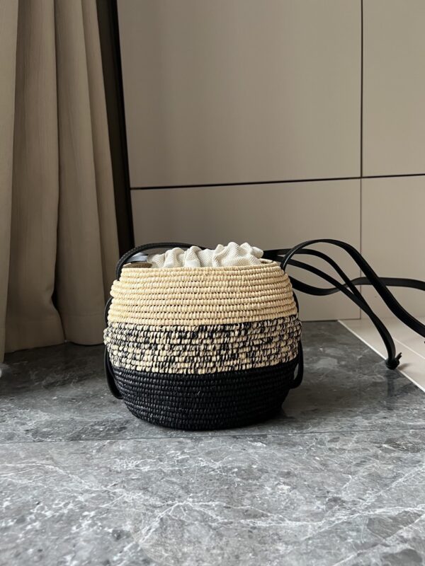 L𝒐𝒆𝒘𝒆🔥Raffia fiber and cow leather honeycomb basket handbag🧺