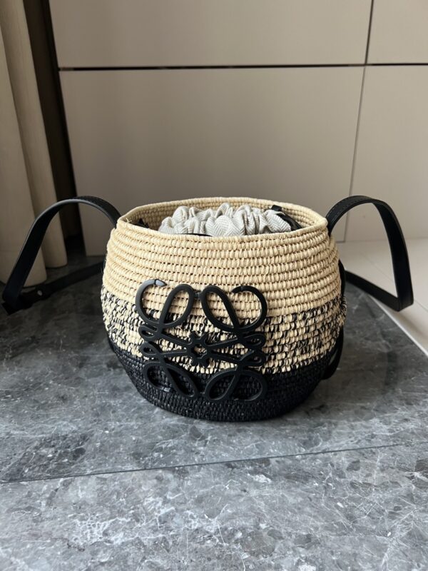 L𝒐𝒆𝒘𝒆🔥Raffia fiber and cow leather honeycomb basket handbag🧺
