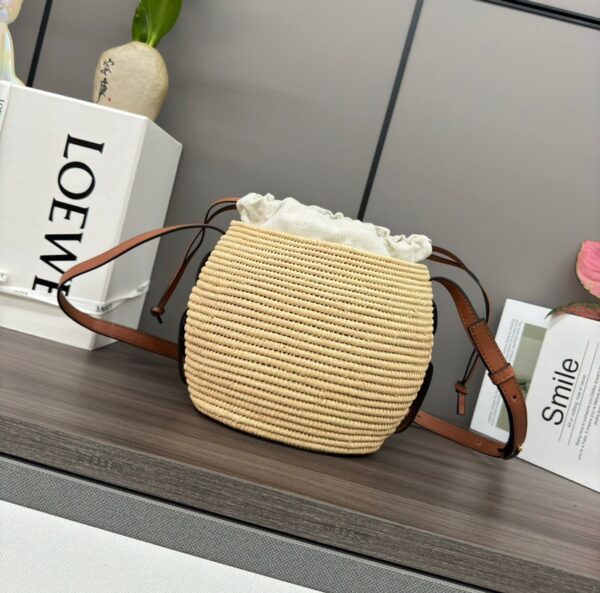 L𝒐𝒆𝒘𝒆🔥Raffia fiber and cow leather honeycomb basket handbag🧺
