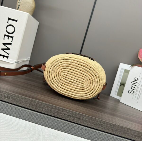 L𝒐𝒆𝒘𝒆🔥Raffia fiber and cow leather honeycomb basket handbag🧺